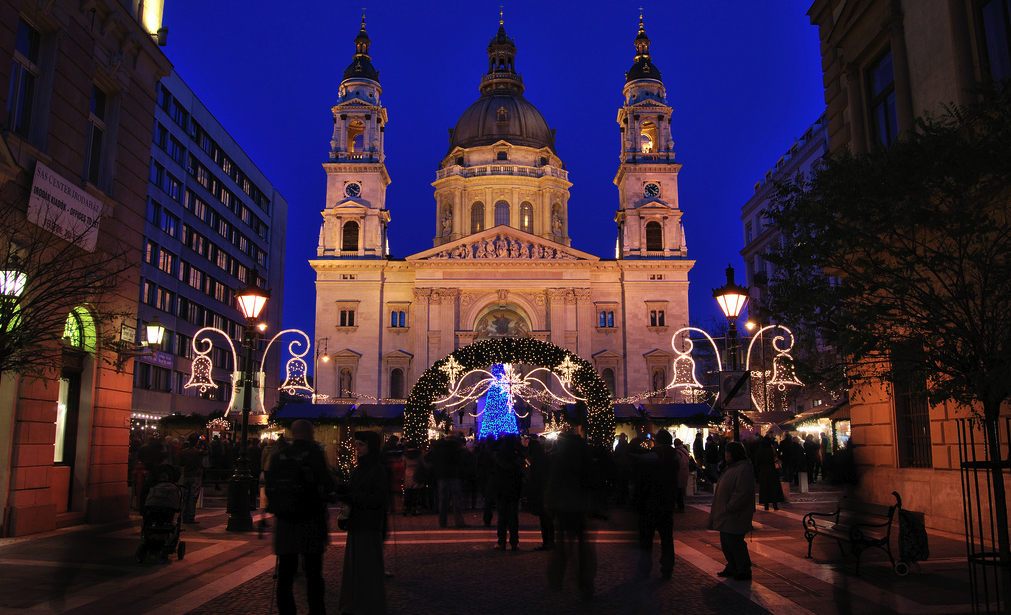 https://budapestchristmas.com/wp-content/uploads/2012/10/Budapest-Christmas-Market-Basilica.png?utm_source=chatgpt.com